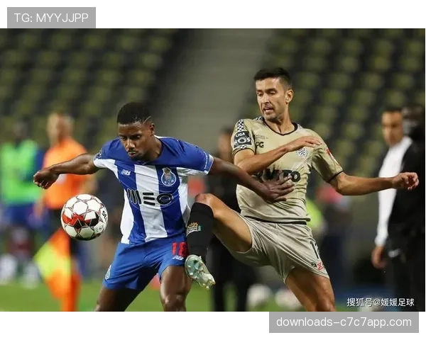 特写：终场哨响，为保级苦战取胜的加的斯主帅泪洒赛场