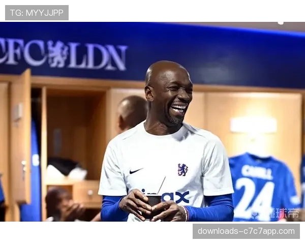 前法国国脚，现勒阿弗尔技术总监弗洛里安-马克莱莱现身巴黎训练基地